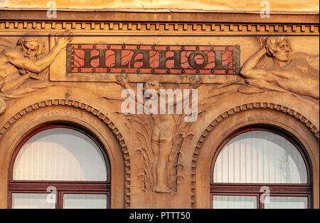 Casa in stile art nouveau sulla sponda destra della Moldava, Hlahol building in Masarykovo nábř. Praga, Repubblica Ceca. Foto Stock