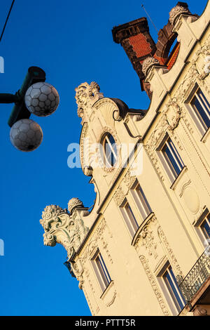 Edifici art nouveau dettaglio tetto lungo Masarykovo nábř.,, Praga, Repubblica Ceca. Foto Stock