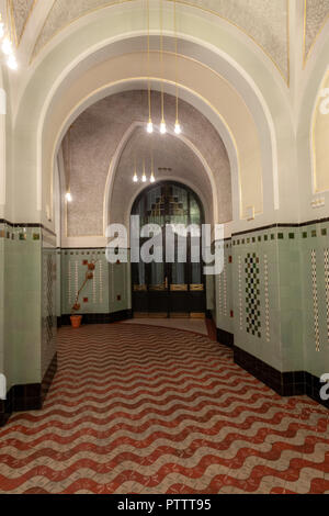 Art Nouveau luci nel seminterrato della Casa Municipale, Obecní dům, Praga, Repubblica Ceca. Foto Stock