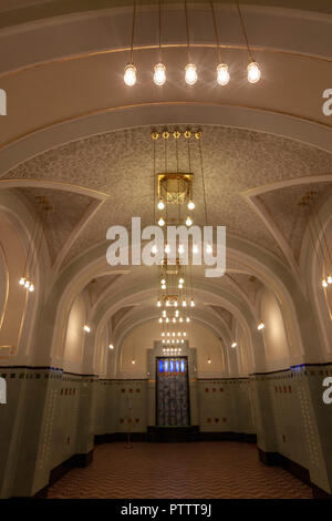 Art Nouveau luci nel seminterrato della Casa Municipale, Obecní dům, Praga, Repubblica Ceca. Foto Stock