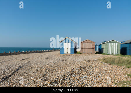 Capanne sulla spiaggia in riva al mare sulla spiaggia di ciottoli a Hayling Island, Hampshire, Regno Unito Foto Stock