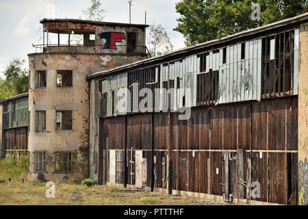 Le reliquie dell'aria sovietica di base Rangsdorf nella ex Germania Est. Hangar e la torre di controllo. Foto Stock