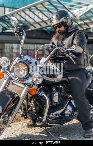 Un biker si prepara ad iniziare la sua Harley Davidson Moto sulle strade di Belin in Germania. Foto Stock