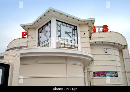 L'Art Deco clock sulla testa del molo a Worthing Sussex England Regno Unito Foto Stock