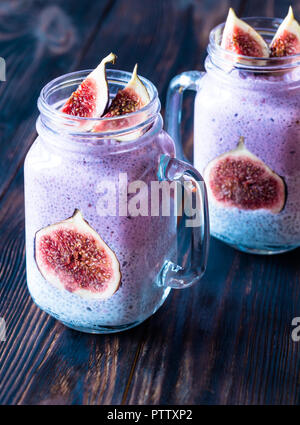 Semi di Chia budini con fette di fig Foto Stock