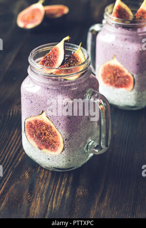 Semi di Chia budini con fette di fig Foto Stock