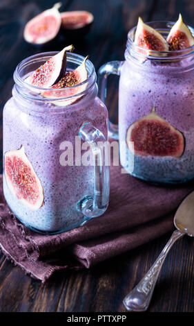 Semi di Chia budini con fette di fig Foto Stock