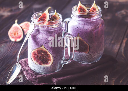 Semi di Chia budini con fette di fig Foto Stock