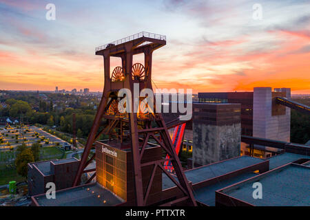 Patrimonio mondiale miniera di carbone Zollverein a Essen, Doppelbock torre di avvolgimento, dall'albero 12, Museo della Ruhr nella costruzione dell'ex edificio KohlenwŠsche, Foto Stock