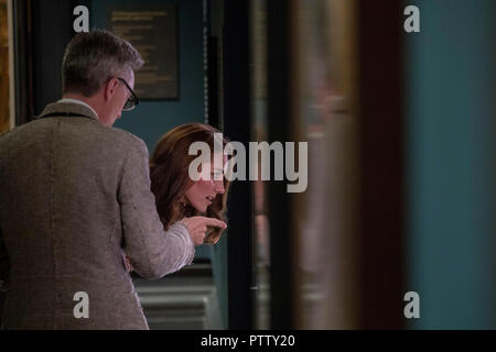 La Duchessa di Cambridge durante una visita per aprire il nuovo centro di fotografia presso il Victoria and Albert Museum di Londra. Foto Stock