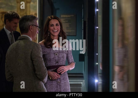 La Duchessa di Cambridge durante una visita per aprire il nuovo centro di fotografia presso il Victoria and Albert Museum di Londra. Foto Stock