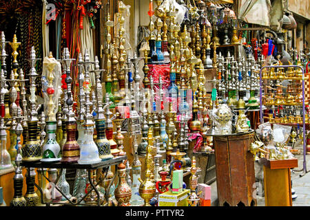 Oriental pipe per tabacco con un lungo tubo flessibile Foto Stock