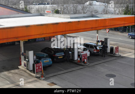 Stazione di rifornimento Sainsburys, Abbeydale Sheffield UK, veicoli che si riempiono di carburante Foto Stock