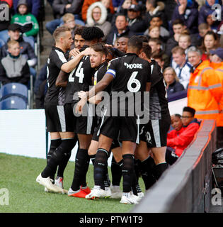 Leandro Bacuna della lettura celebra il suo obiettivo con i suoi compagni di squadra durante il cielo di scommessa match del campionato al The Hawthorns, West Bromwich Foto di DAV Foto Stock