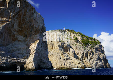 Scogliere a Cap de Formentor e il faro di Formentor, Sito Patrimonio Mondiale dell'UNESCO, Maiorca, isole Baleari, Spagna. Foto Stock