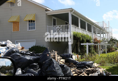 Wrightsville Beach, NC - Ottobre 1, 2018: settimane dopo l uragano Florence, residenti e le imprese sono ancora la pulizia sulla strada del recupero. Flo Foto Stock