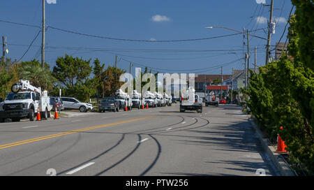 Wrightsville Beach, NC - Ottobre 1, 2018: settimane dopo l uragano Florence, utility equipaggi sono ancora duro sul lavoro il ripristino dell'alimentazione al Carolinas e f Foto Stock