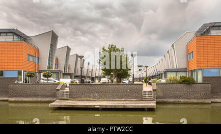 Strada moderna case a schiera e terrazza fronte mare in zona urbana di La Hague, Paesi Bassi Foto Stock