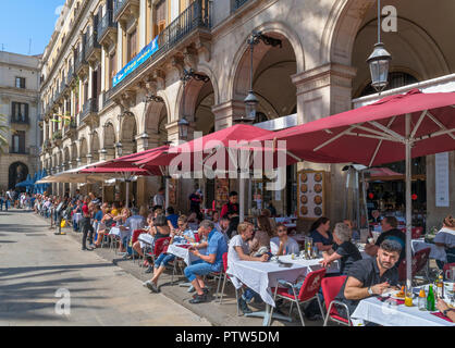 La Plaça Reial, Barcellona. Turisti che si siedono al di fuori di un ristorante a la Plaça Reial (Plaza Real), Barri Gotic, Barcellona, Catalunya, Spagna. Foto Stock