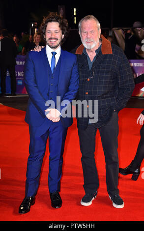 Edgar Wright e Terry Gilliam arriva per la sessantaduesima BFI London Film Festival apertura notturna di Gala per lo screening delle vedove presso Odeon Leicester Square, Londra. Foto Stock