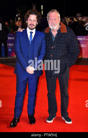 Edgar Wright e Terry Gilliam arriva per la sessantaduesima BFI London Film Festival apertura notturna di Gala per lo screening delle vedove presso Odeon Leicester Square, Londra. Foto Stock