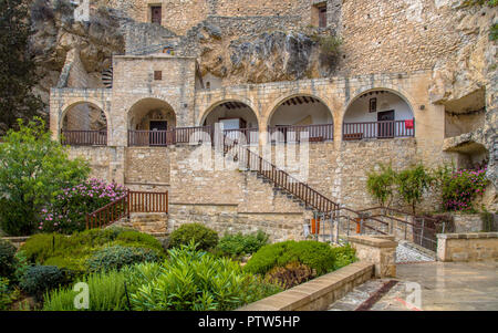 Cipro, PAPHOS- 4 MAGGIO 2016: Enkleistra, un involucro scavate nella montagna con un eremita a San Neophytos Monastero Foto Stock