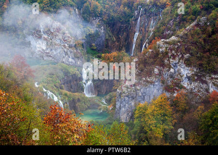 Autunno sul Parco Nazionale dei Laghi di Plitvice in Croazia Foto Stock