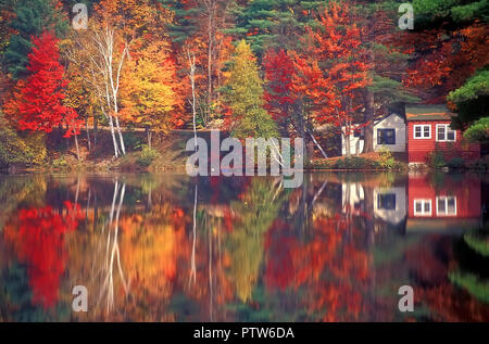 Lake Luzerne, Autunno riflessione, New York, Stati Uniti d'America Foto Stock