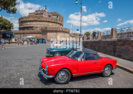 Anni sessanta Alfa-Romeo Guiletta Spider contro lo sfondo di Castel Sant'Angelo a Roma, Italia Foto Stock