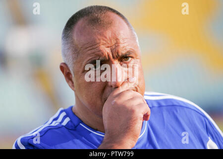 SOFIA, BULGARIA - 08 settembre 2011: Primo ministro bulgaro Boyko Borisov toccando il suo naso di beneficenza durante la partita di calcio di Sofia, Bulgaria, sep Foto Stock