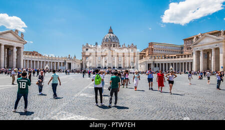 Piazza San Pietro e la Città del Vaticano, con la vista della Basilica di San Pietro e l'antico obelisco egiziano Foto Stock