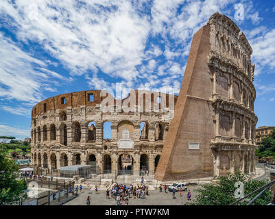 Un imponente sperone di mattoni supporta l'anello esterno del Colosseo, il più grande anfiteatro Romano mai costruito e uno della Roma più iconici attrarre turistici Foto Stock