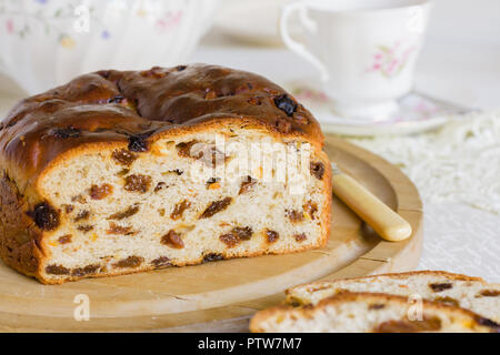 Barmbrack o bairin breac un irlandese tradizionale pane di frutta fatta con uva sultanina e uva passa spesso mangiati imburrata per il tè del pomeriggio Foto Stock