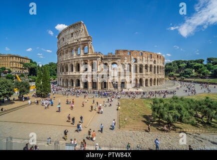 Vista del Colosseo Amphitheaterseen da Velian collina al Foro Romano, Roma, Italia Foto Stock