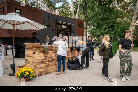 I visitatori al Madison Square Park di New York venerdì 5 ottobre 2018 Visita il Dunkin' Donuts Tiny Home, realizzato dalla nuova frontiera minuscolo case. La potenza di 275 piedi quadrati di casa corre sul biocarburante creato da 80 per cento speso Dunkin' caffè macinato e miscelato con alcol. Dunkin' Marche ha recentemente cambiato il nome di far cadere il 'donuts' moniker per meglio riflettere che il 60 percento delle loro vendite sono bevande di caffè. (Â© Richard B. Levine) Foto Stock