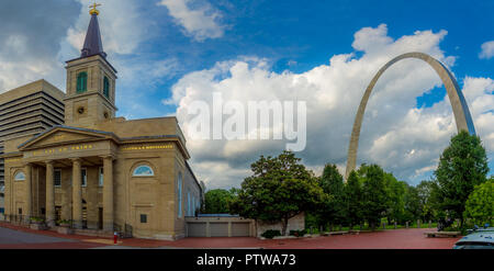 Vecchia Cattedrale Basilica di Saint Louis e il Gateway Arch, St Louis, MO Foto Stock