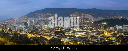 Vista panoramica della città di Medellin di notte Foto Stock