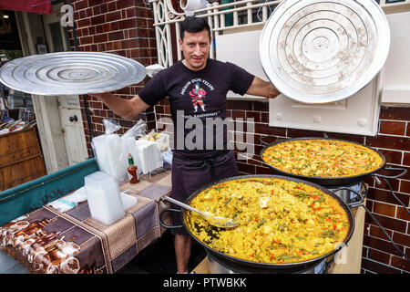 Londra Inghilterra,Regno Unito,Lambeth,Southwark,Meson Don Felipe,ristorante ristoranti ristorazione caffè, tapas bar, cibo spagnolo, paella,uomo ispanico uomini maschi Foto Stock