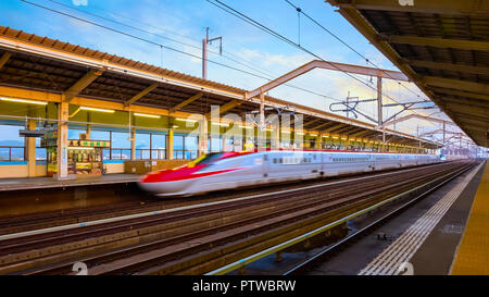 Sendai, Giappone - 21 Aprile 2018: Giapponese Shinkansen treno ad alta velocità Komachi viaggiare fino a nord-est del Giappone da Tokyo alla regione di Tohoku Foto Stock