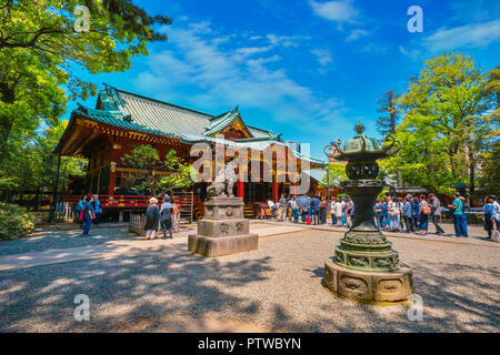 Tokyo, Giappone - 29 Aprile 2018: Nezu santuario stabilito nel 1705, uno dei più antichi luoghi di culto nella città, famosa per i suoi Festival di Azalea tenutasi il p. Foto Stock