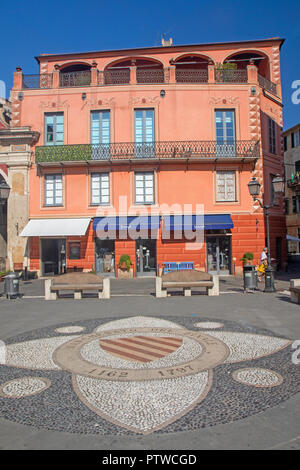 Piazza centrale di Finalborgo, la città vecchia di Finale Ligure Foto Stock