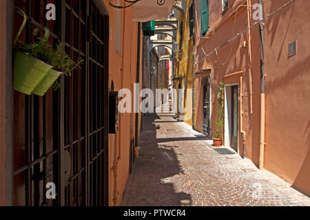 Vicolo nel centro storico di noli sulla Riviera Italiana Foto Stock