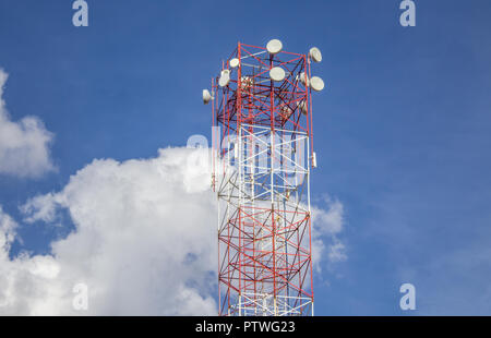 Torre di accesso wireless a Internet. Cielo blu con nuvole in background con copia spazio per aggiungere del testo. Foto Stock