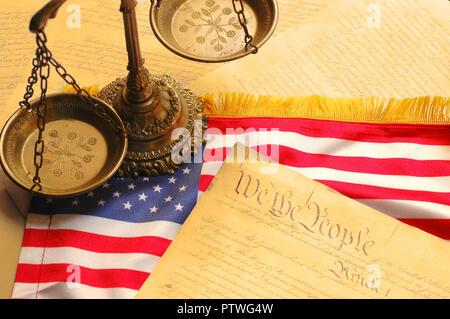 Costituzione degli Stati Uniti, bilancia della giustizia e della bandiera americana Foto Stock