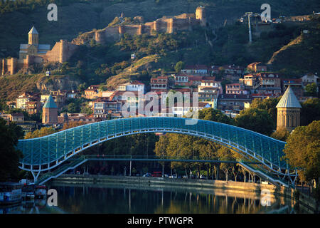 La Georgia, Tbilisi, Fortezza di Narikala, ponte di pace, fiume Mtkvari, Foto Stock