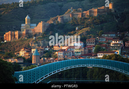 La Georgia, Tbilisi, Fortezza di Narikala, ponte di pace, fiume Mtkvari, Foto Stock