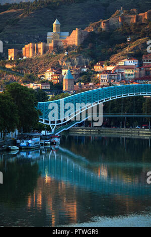 La Georgia, Tbilisi, Fortezza di Narikala, ponte di pace, fiume Mtkvari, Foto Stock