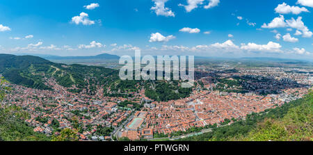 Brasov panorama su una soleggiata giornata estiva dal Tampa mountain in Brasov, Romania. Foto Stock