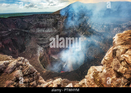 Vulcano Masaya parco nazionale in Nicaragua, ampio riprese del vulcano attivo di lava bollente in fondo Foto Stock