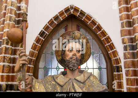 Astorga, Spagna: xvii secolo la statua di San Giacomo come un pellegrino giacobino (Santiago peregrino) a El Museo de los Caminos nel palazzo vescovile di come Foto Stock